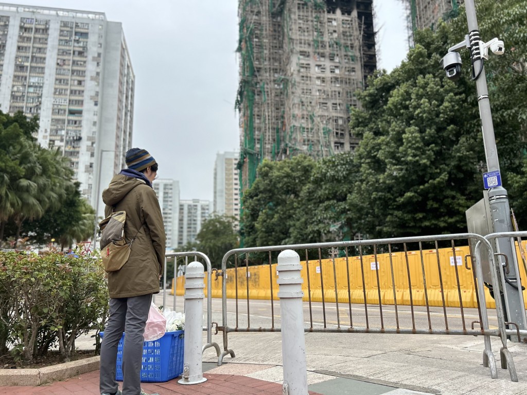 有市民今日專程到場獻花悼念。
