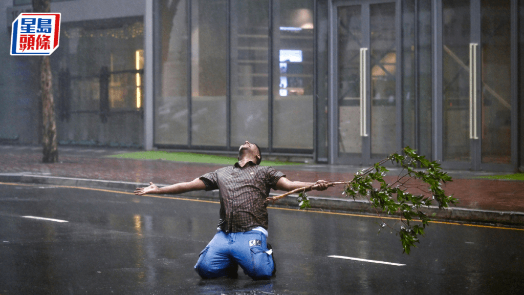 天文台颱風消息︱天文台改發八號東南烈風或暴風信號 紅色暴雨警告信號生效︱持續更新