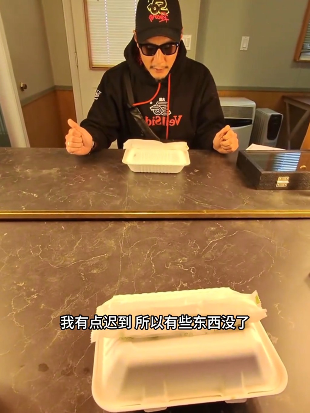 吳彥祖解釋是因為他遲了到飯堂，所以食物都被拿清光了。