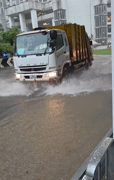貨車駛過濺起水花。