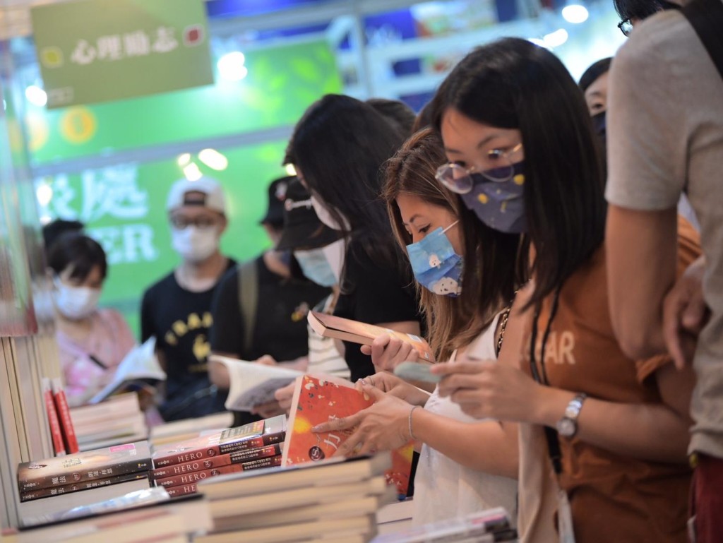 書展晚上不乏人流。