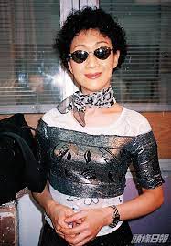 向來好貴氣的71歲陳曼娜，曾經演過不少有錢人角色，盡顯她的貴氣形象，而她私下打扮亦非常時尚，必備短裙仔黑絲，而且造型狂野！