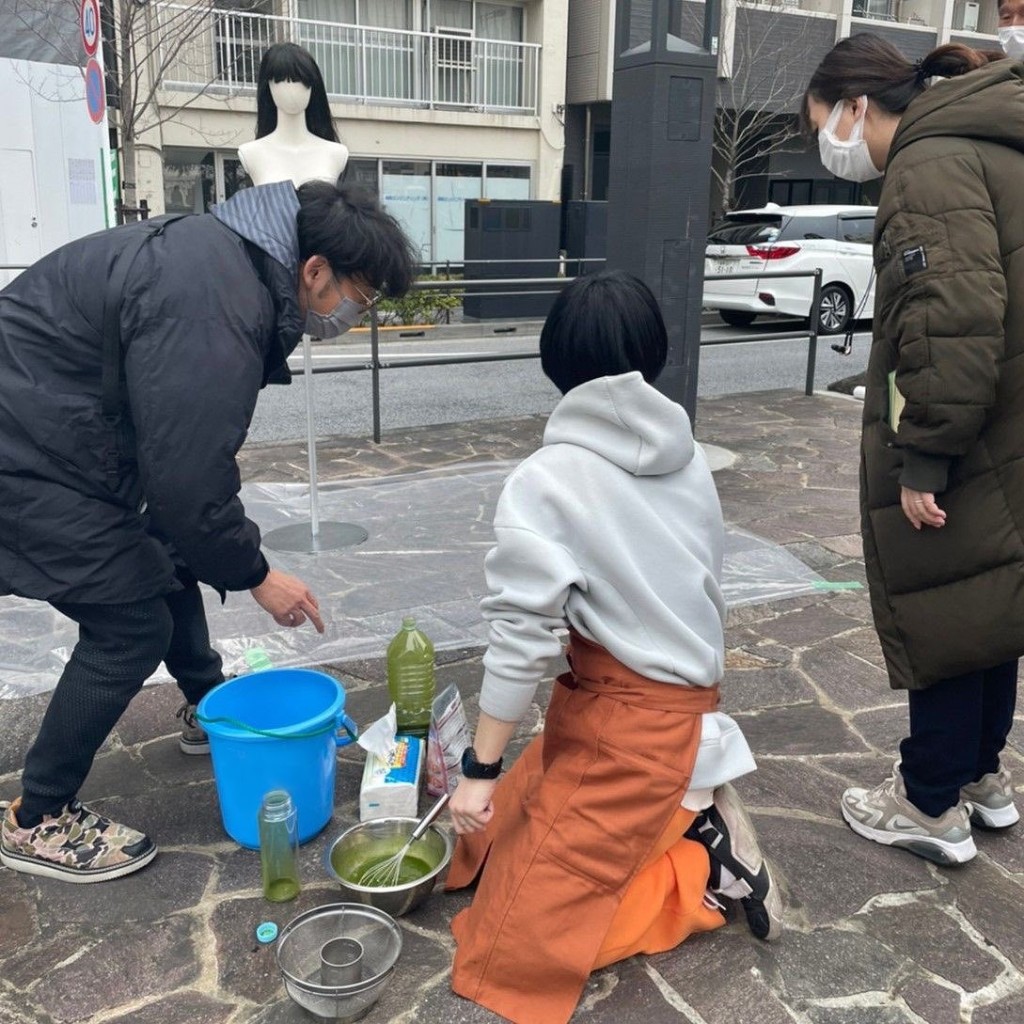 土屋在社交網上大晒工作人員調校假飲品的照片，澄清未有浪費食物。