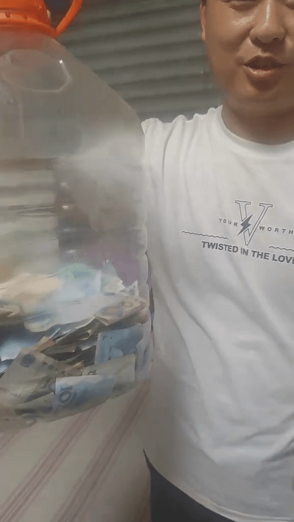 戒煙男建議將錢裝入空樽內。