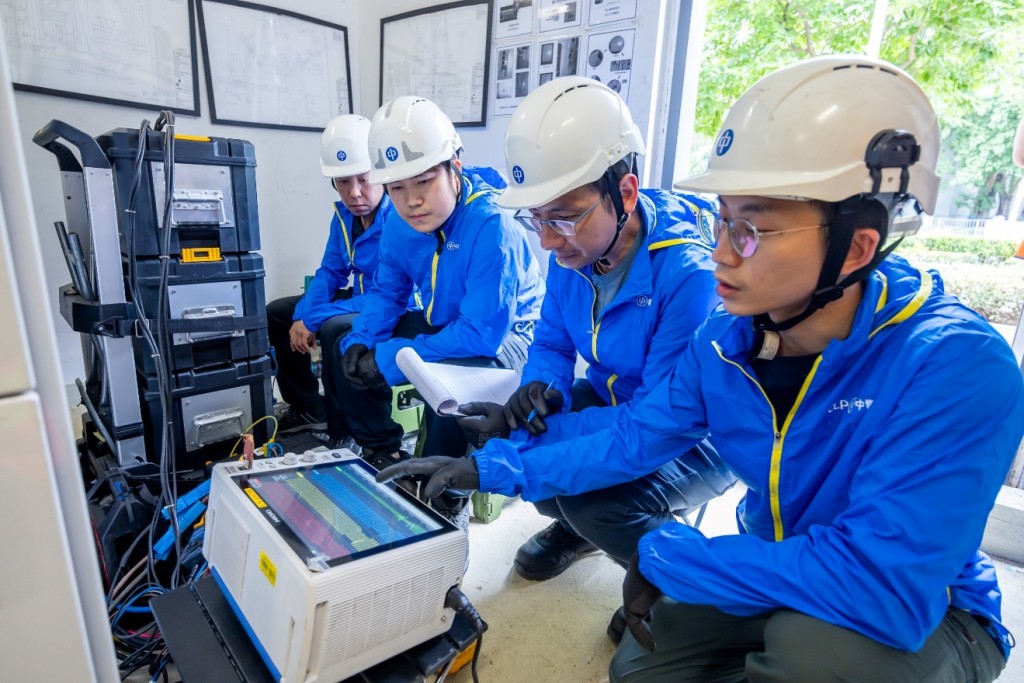 中电电力质量小组于比赛场馆进行模拟电压骤降测试。