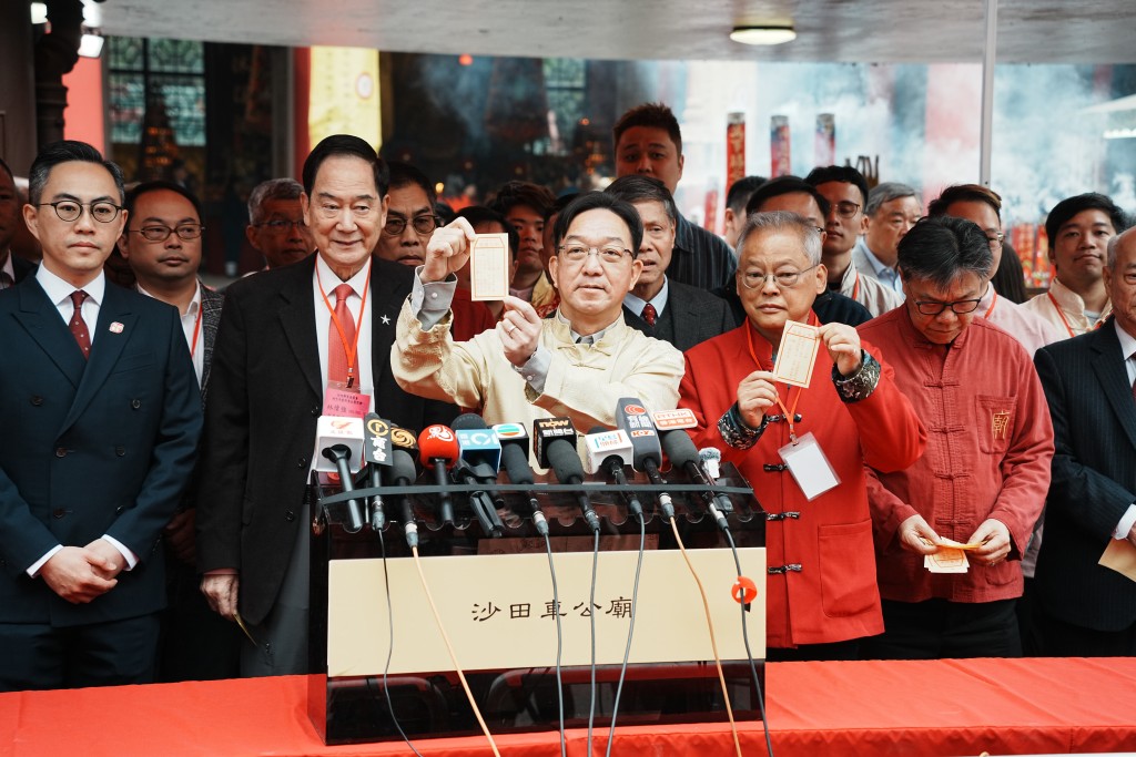 劉業強與一眾鄉事及政府等代表，求籤後見傳媒。