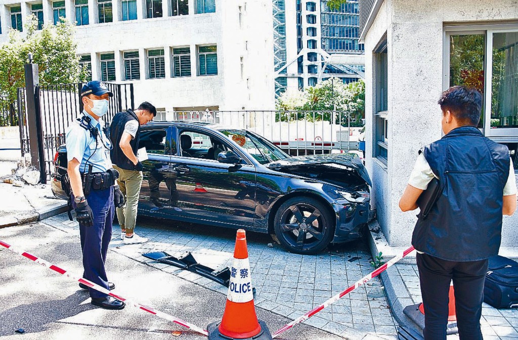 私家车铲行人路撞毁石壆及铁柱，再撞入律政中心西座出入口保安更亭。