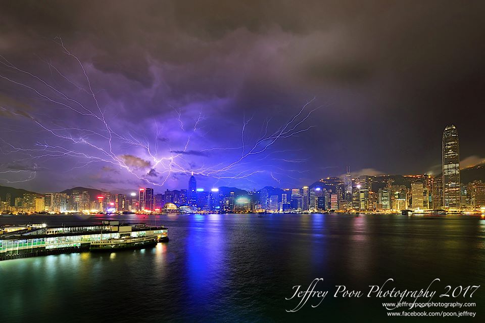 維港夜景。潘志良作品