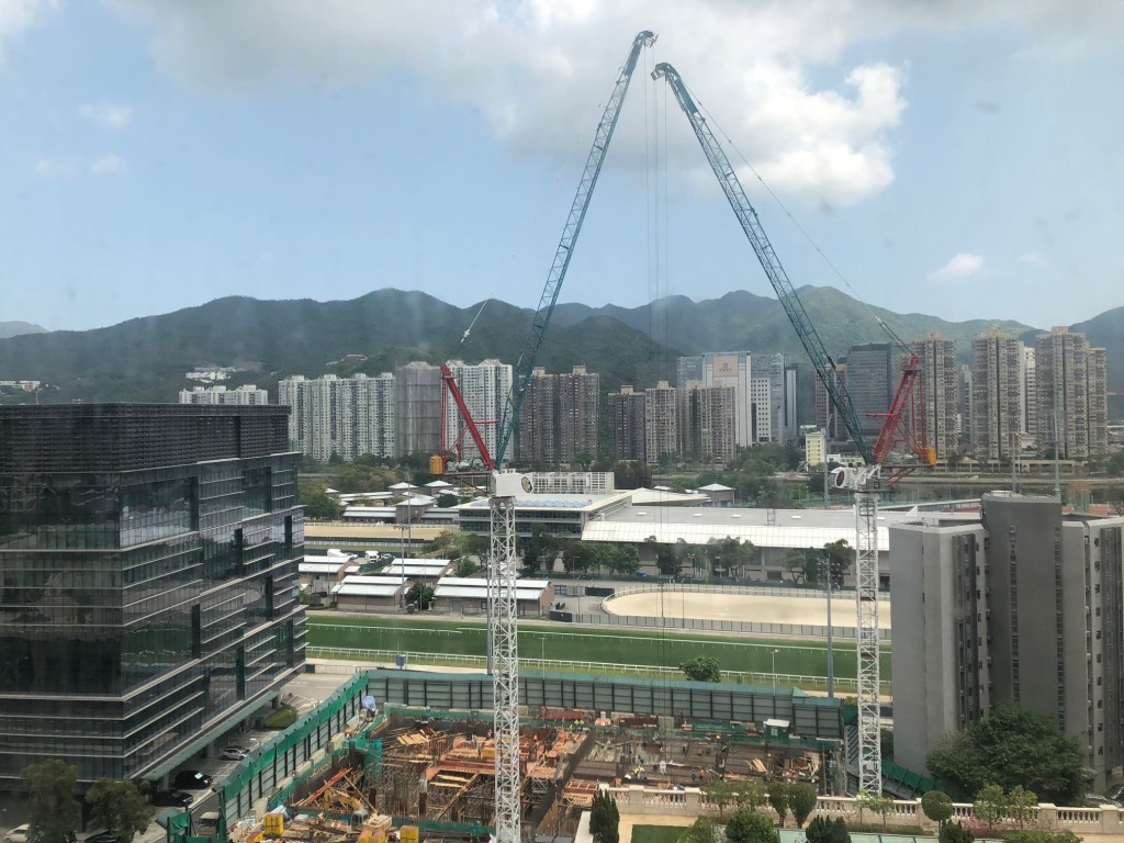 單位前望沙田馬場一帶開揚市景。