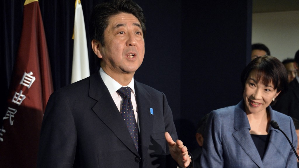 高市早苗（右）是已故前首相安倍晉三的得意門生。 法新社