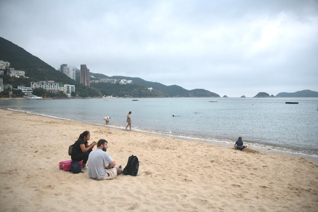 市民在沙灘上遊玩戲水。