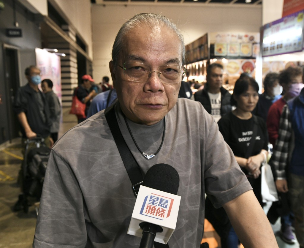 歐陽先生花費了約1000元購物，認為今年展會價格不錯，尤其是乾果類比較划算。
