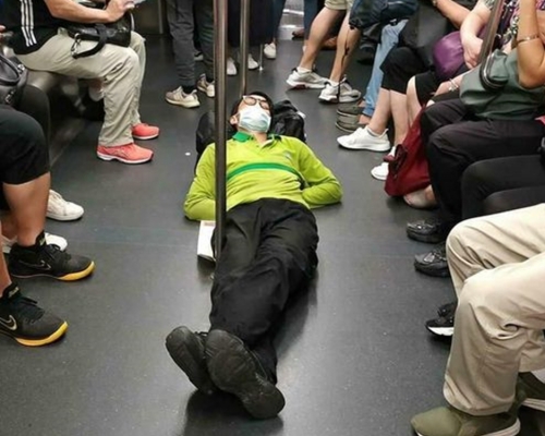 一名男乘客於港鐵車廂地下躺平大覺瞓惹熱議。PLAYHARD玩硬FB圖片