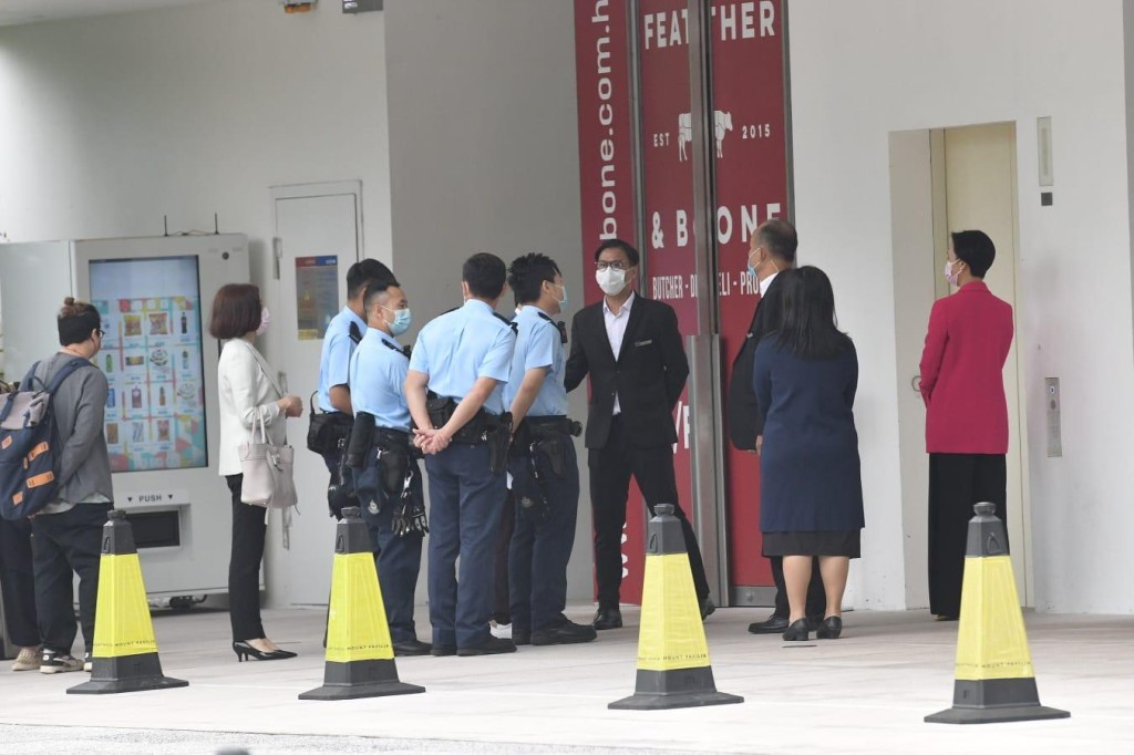 婚禮場地外有警察查證有否違反限聚令。