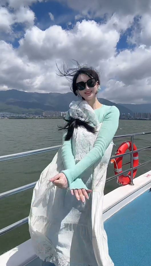 依依被燒傷前樣貌娟好。抖音＠依依的抗疤分享