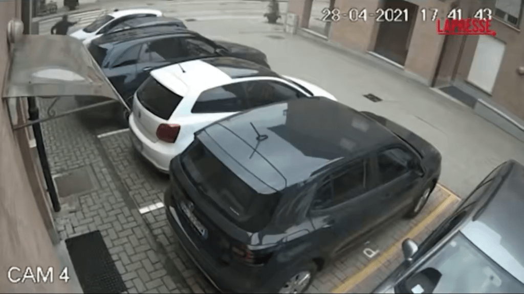 罗杰罗(左上)举枪。 X 罗杰罗(左上)举枪。 X