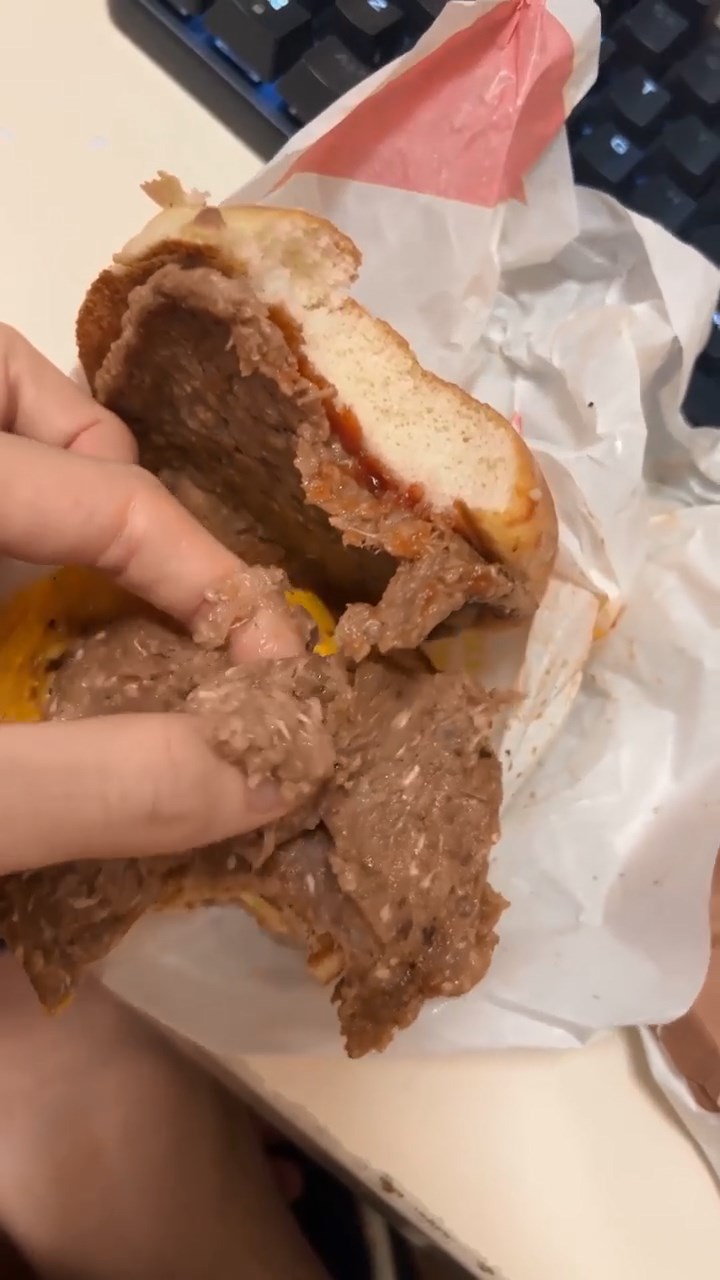 汉堡包内的牛肉非常软身，甚有黏性。片段截图