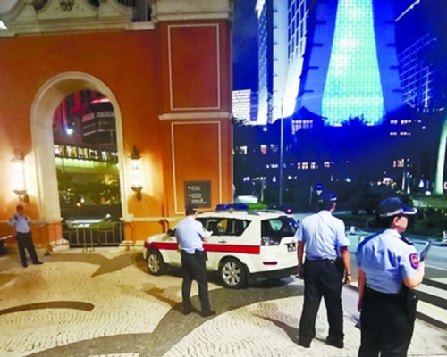 澳門司警人員於事發後繼續於現場蒐證,尋找兇器。澳門日報圖片