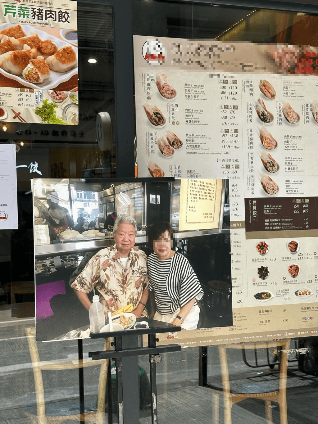蔡瀾食家形象深入民心,亦喜歡到處覓食。不少有幸被光顧的餐廳,都會把蔡瀾曾到訪的照片貼在門口,當作生招牌。(圖片來源:candywyan@Threads) 蔡瀾食家形象深入民心,亦喜歡到處覓食。不少有幸被光顧的餐廳,都會把蔡瀾曾到訪的照片貼在門口,當作生招牌。(圖片來源:candywyan@Threads)