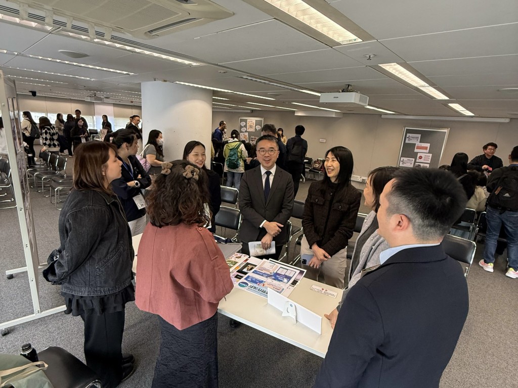 施俊輝與特殊教育需要統籌主任交流,分享運用人工智能支援有特殊教育需要學生的經驗和得着。 施俊輝與特殊教育需要統籌主任交流,分享運用人工智能支援有特殊教育需要學生的經驗和得着。