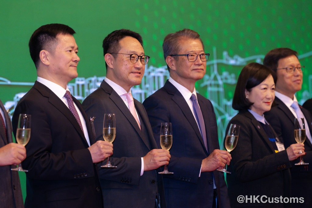 超過300名嘉賓出席是次酒會。 超過300名嘉賓出席是次酒會。