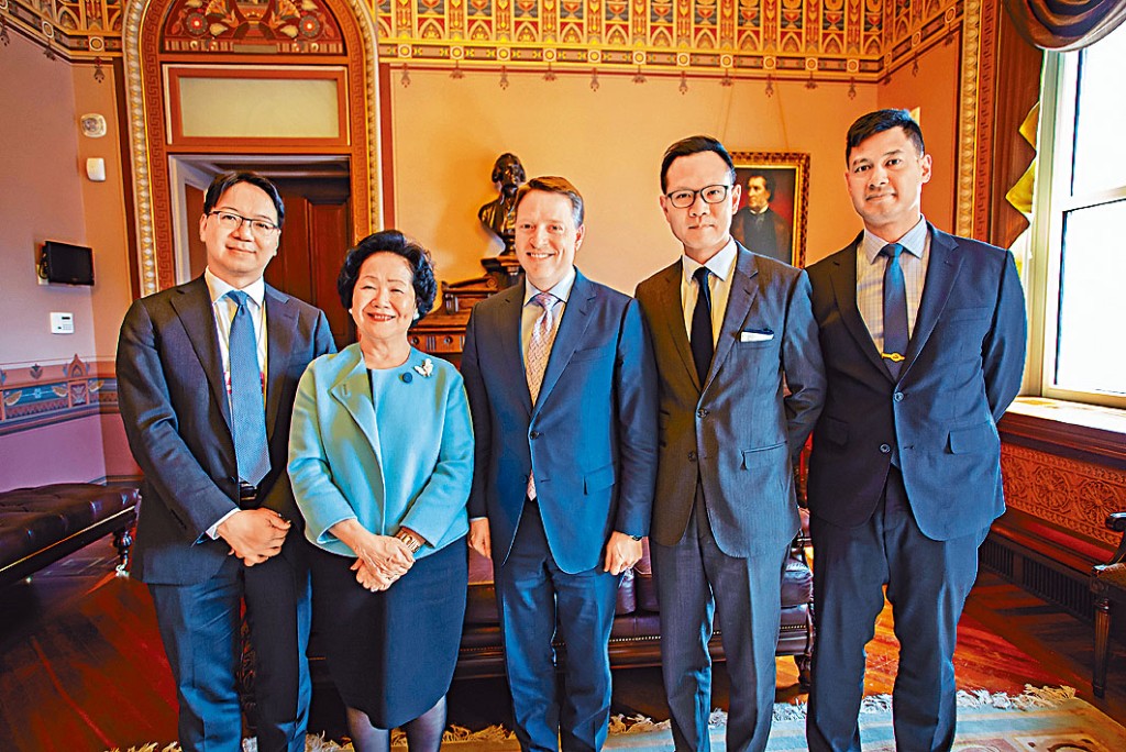 郭榮鏗（右二）及莫乃光（左一）一九年與前政務司司長陳方安生（左二）一同訪美。