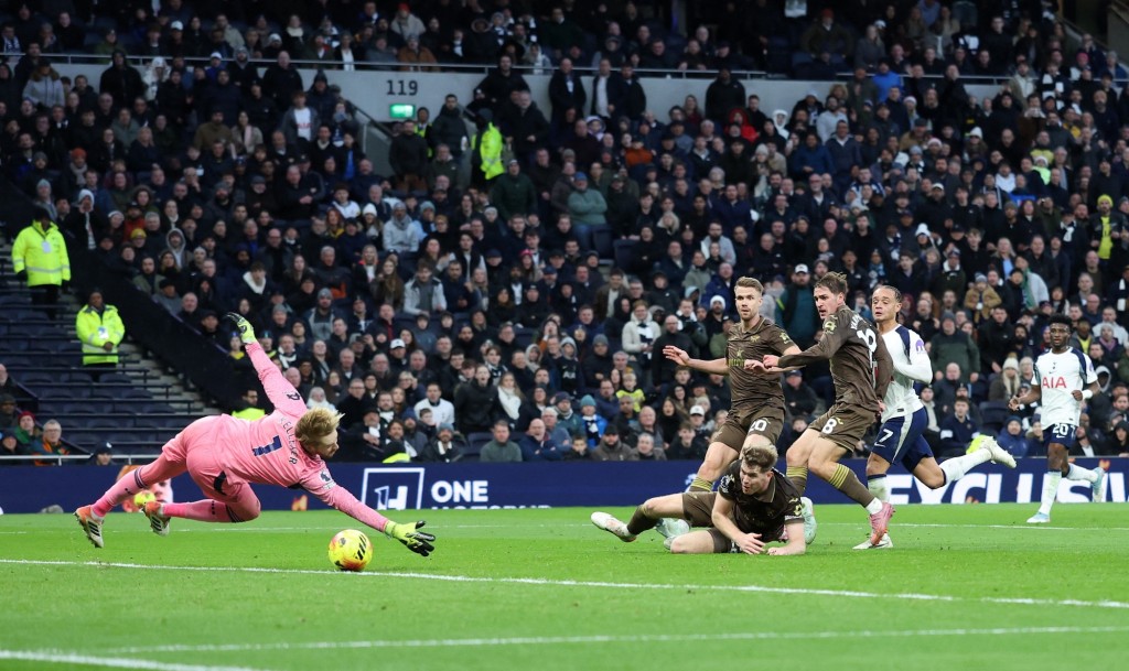 西蒙斯今场传射建功。路透社