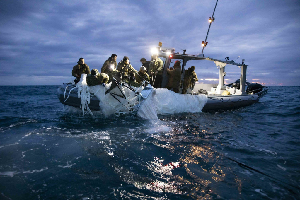 美國海軍在南卡羅來納州默特爾比奇海岸回收擊落的中國氣球殘骸。網圖