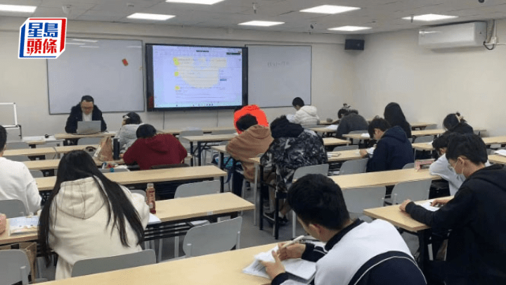 文憑試放榜後，「摘星」在其社交平台「報捷」，指今年全年班共有284名學生參與大學聯招申請，當中約9成人獲港大、中大及科大錄取。圖為「摘星」在內地上課的情況。
