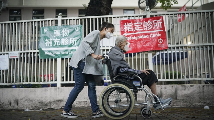 政府呼籲新冠感染者考慮使用私營醫療服務。資料圖片