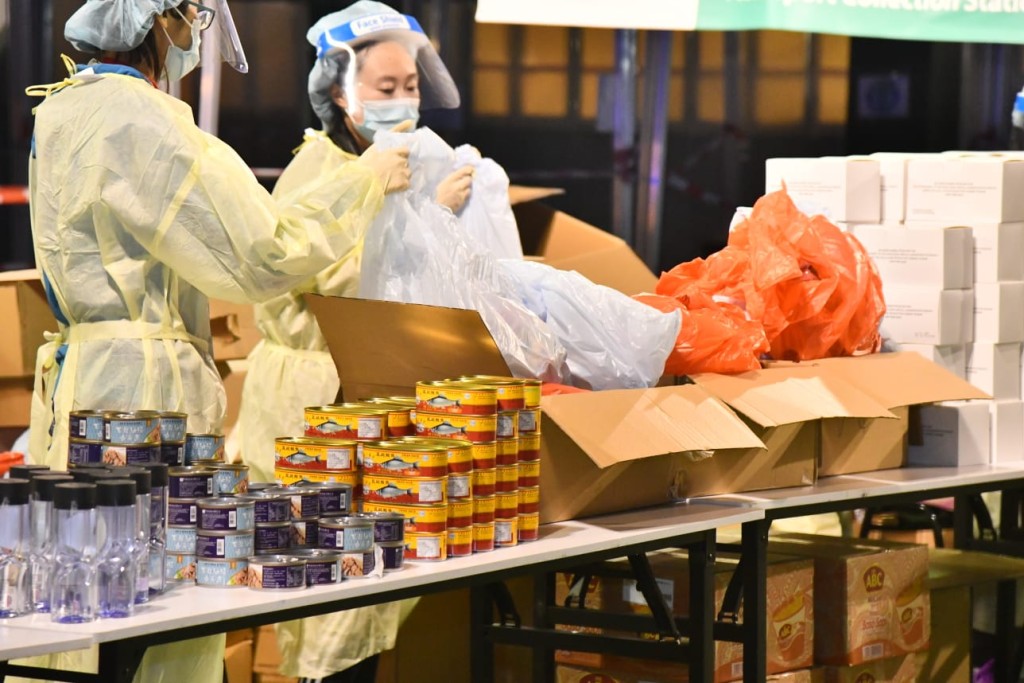 居民檢測後可以領取食品。