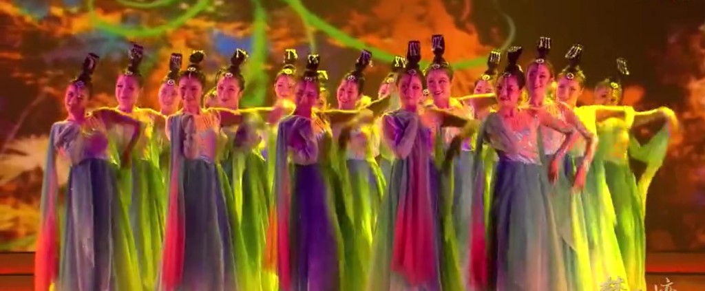 恒大民族歌舞團的成員無論舞姿還是顏值，均十分出眾。微博