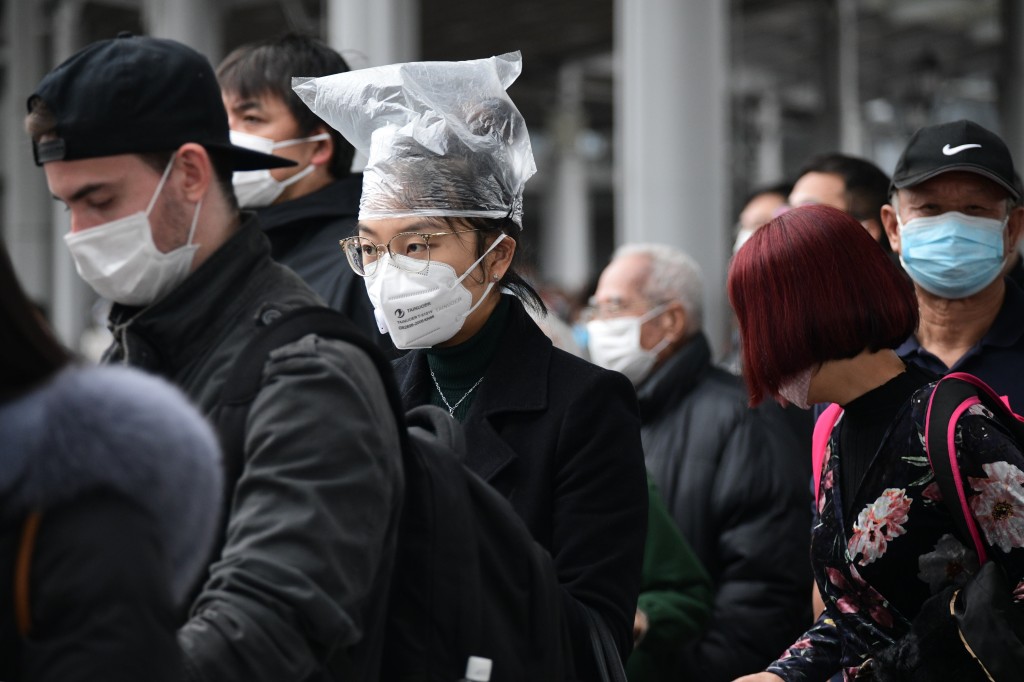 港府二月八日要求所有從內地抵港人士,均須要強制檢疫十四日,不少人做足防疫在深圳灣口岸趕返港避「疫監」。梁譽東攝