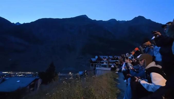 中國遊客在國慶長假出國旅遊，令環球遍佈中國人，圖為瑞士采爾馬特小鎮。極目新聞