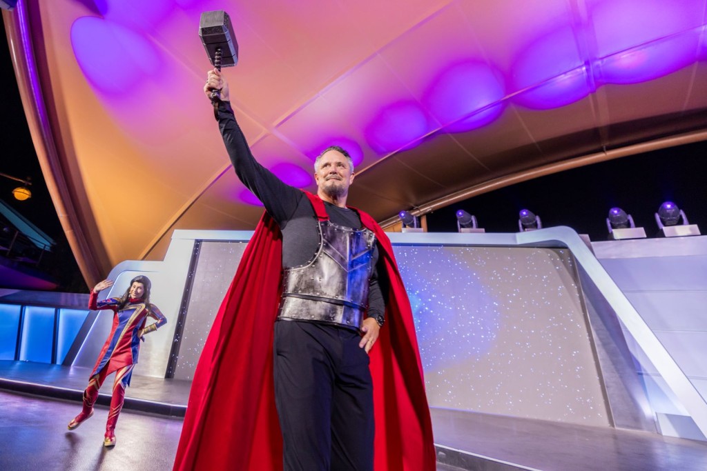 香港迪士尼樂園度假區行政總裁莫偉庭、迪士尼樂園國際總裁及董事總經理艾書琳以Marvel Heroes造型登場，為全場帶來驚喜。