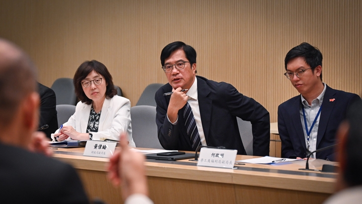 黃偉綸表示,在輸入外勞政策的考量,絕不是要引入廉價勞工。 黃偉綸facebook圖片