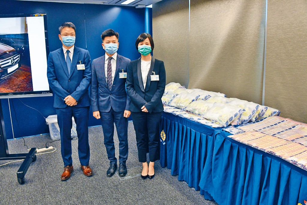 ■毒品調查科警司鄒旺忠(中)講述破案經過。