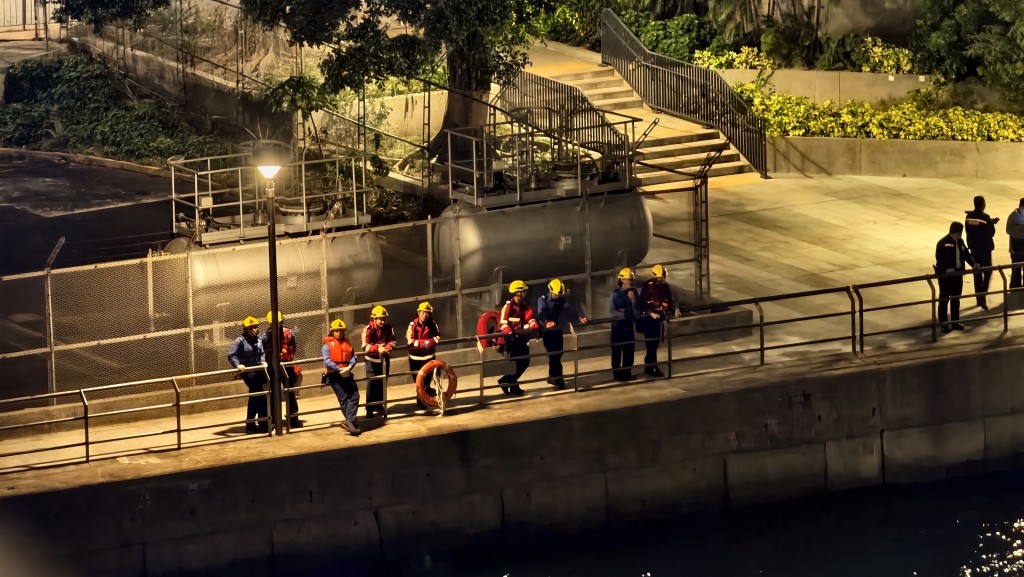 警方消防趕至救援。