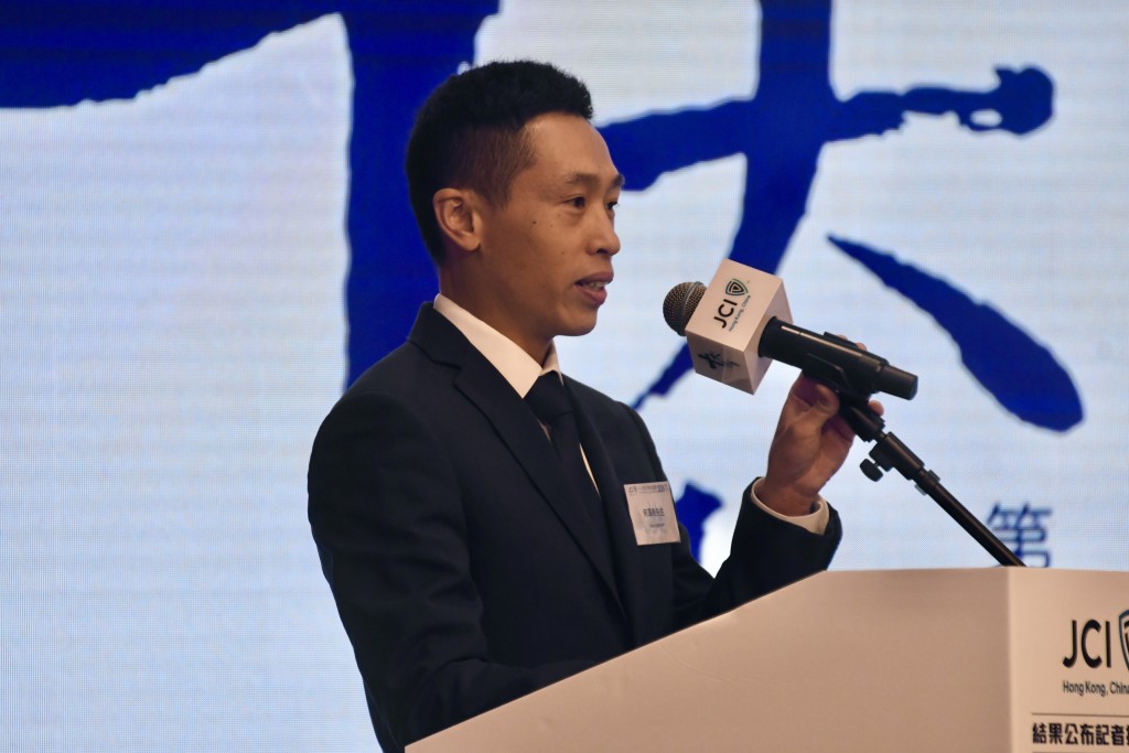 香港頂尖華人騎師何澤堯成功入選「十大傑出青年選舉2026」,成為歷來首位獲選「十大傑出青年」的華人騎師。楊駿堯攝 香港頂尖華人騎師何澤堯成功入選「十大傑出青年選舉2026」,成為歷來首位獲選「十大傑出青年」的華人騎師。楊駿堯攝