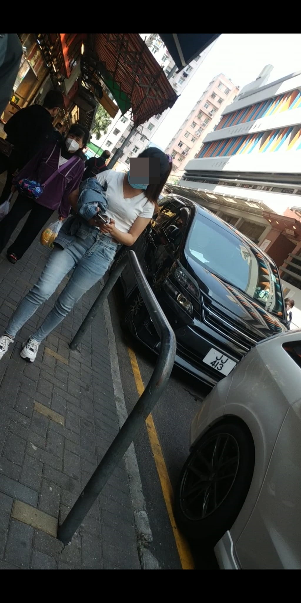 女子在街上徘徊。fb：林绍辉