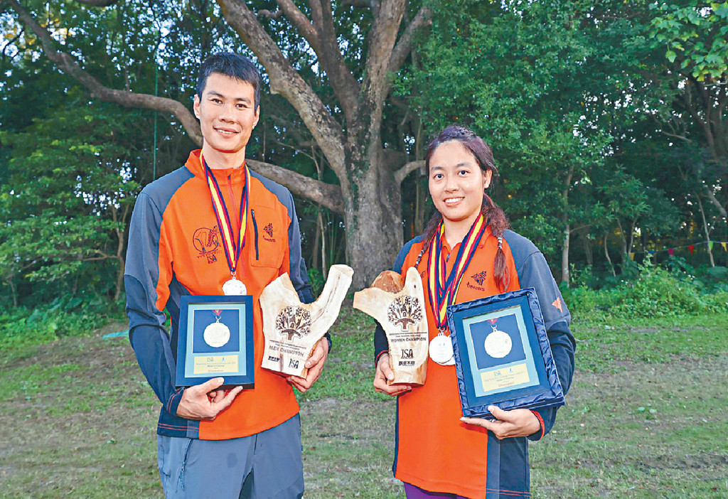 ■左為男子組冠軍李啓宏，右為女子組冠軍黃楚穎。
