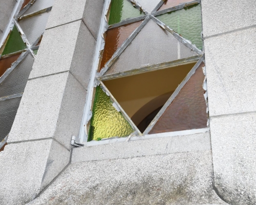 玻璃窗離地接近2米。丁志雄攝