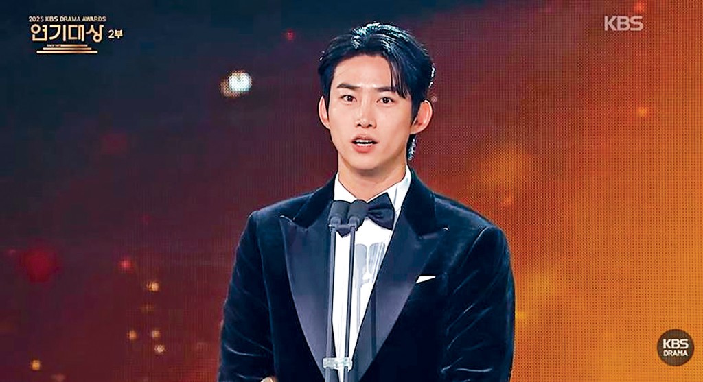 玉澤演在KBS頒獎禮上領獎時，高調向未婚妻示愛。