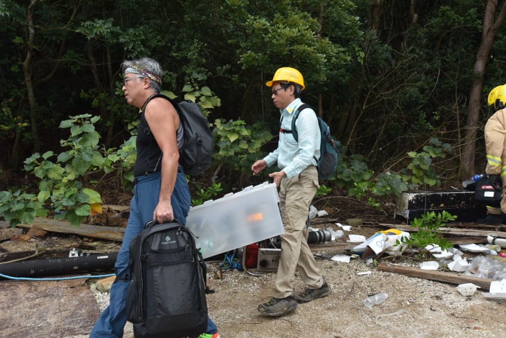 調查人員將進行調查及研究吊走飛機及殘骸的方案。 楊偉亨攝