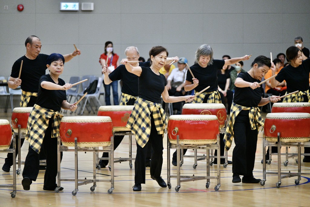活动有中国鼓乐队及逾800人舞蹈表演。卢江球摄