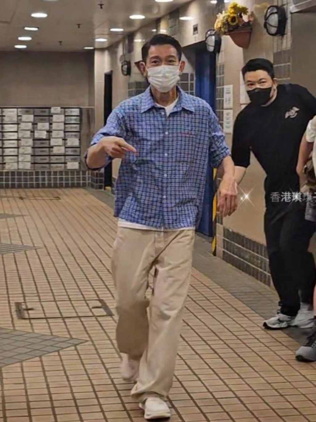 劉德華昨日於公眾場合出現,一見歌迷就直衝去Fans身邊。 劉德華昨日於公眾場合出現,一見歌迷就直衝去Fans身邊。