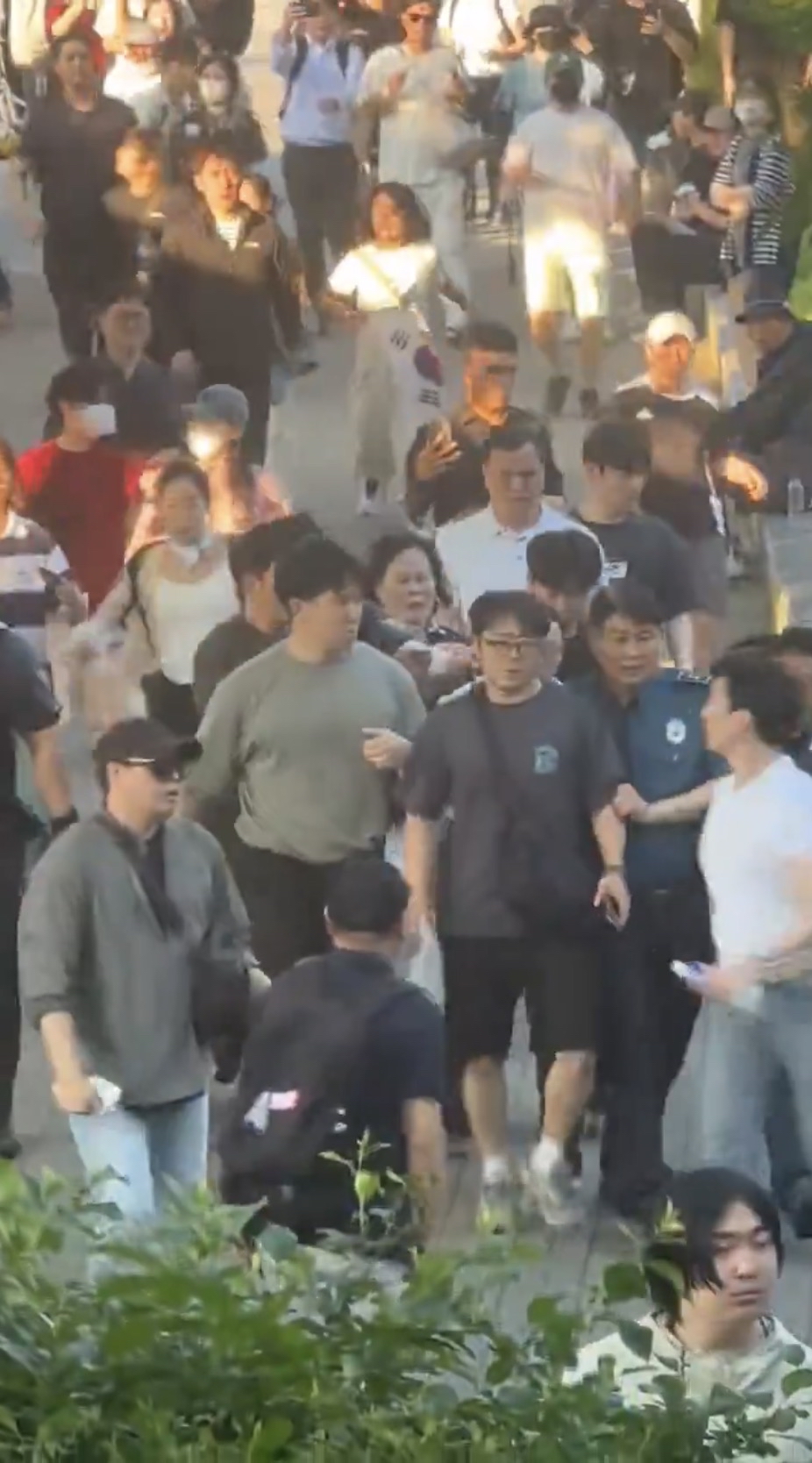 網民指JTBC女記者試圖翻窗逃跑時被示威者「抓獲」,現場一片混亂。 X@wzwcxx 網民指JTBC女記者試圖翻窗逃跑時被示威者「抓獲」,現場一片混亂。 X@wzwcxx