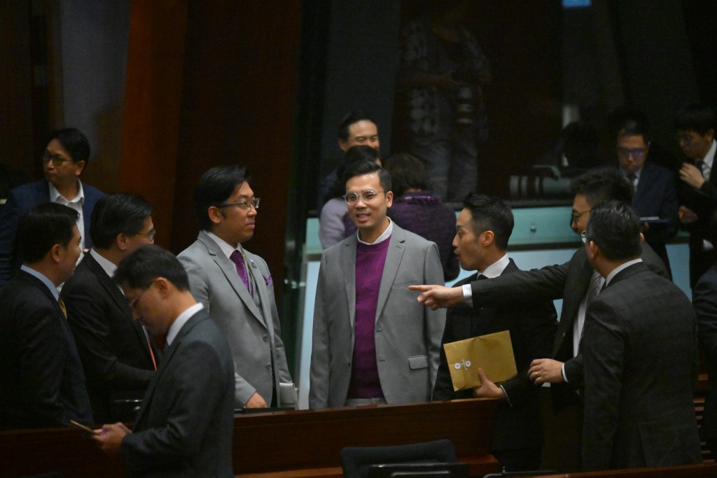議員們同樣一片紫氣。 議員們同樣一片紫氣。