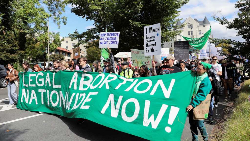 美國各地有群眾上街參加示威，抗議最高法院撤消婦女的合法墮胎權利。路透社圖片