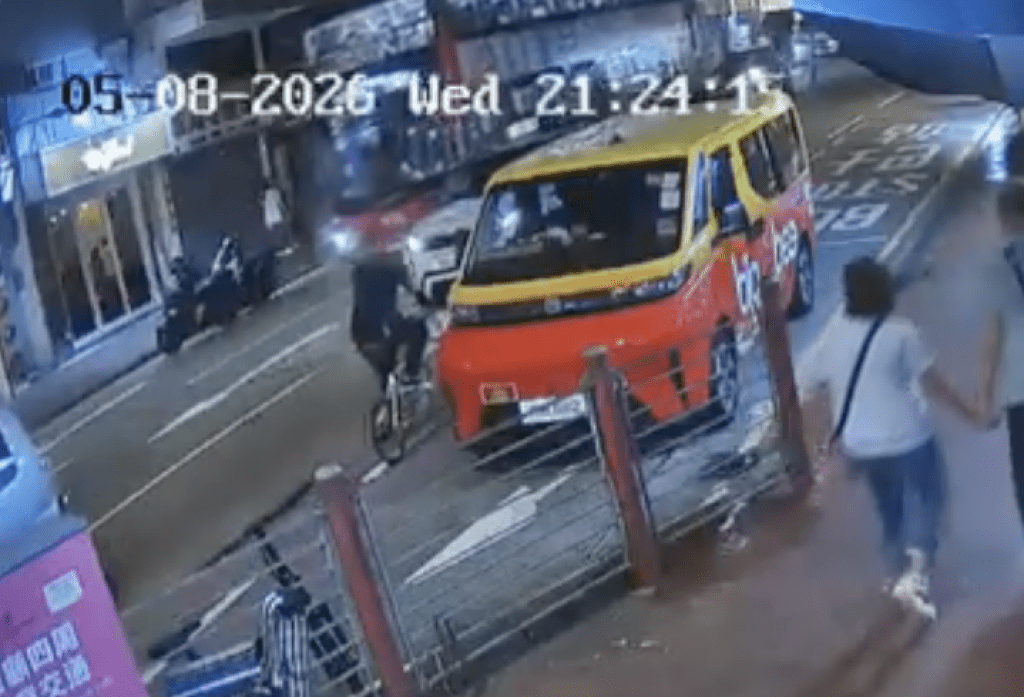一名騎單車男子剛好在附近,險被倒退中的車輛撞到。Facebook 車cam L(香港群組)影片截圖 一名騎單車男子剛好在附近,險被倒退中的車輛撞到。Facebook 車cam L(香港群組)影片截圖